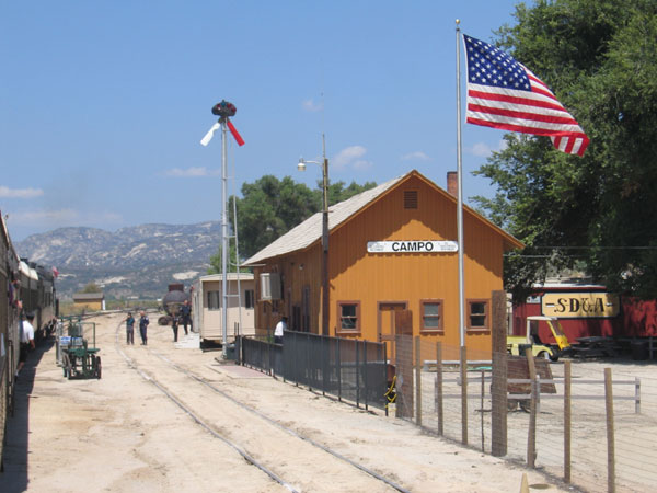 The train returns to Campo